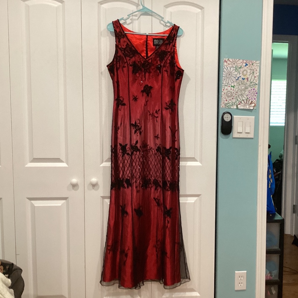 Marsoni 12 red with black flowers